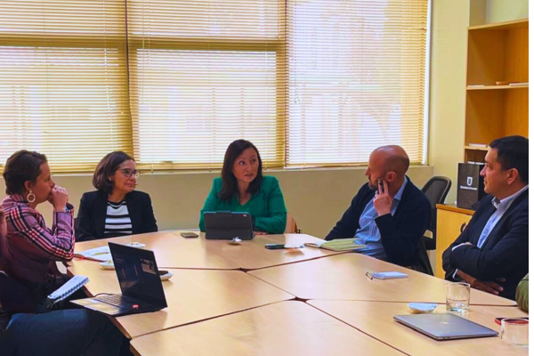 Scott Bennett, Director de Desarrollo Comercial y Educación de la Comisión Australiana de Comercio e Inversión (Austrade) se reune con investigadores UdeC