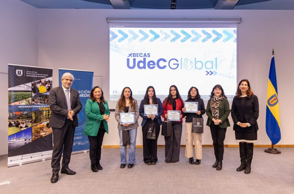 Con entrega de las primeras Becas UdeC Global, Dirección de Relaciones Internacionales conmemora sus 35 años