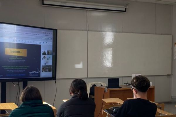 Estudiantes UdeC participaron en charla híbrida sobre Becas Alianza del Pacífico 2026