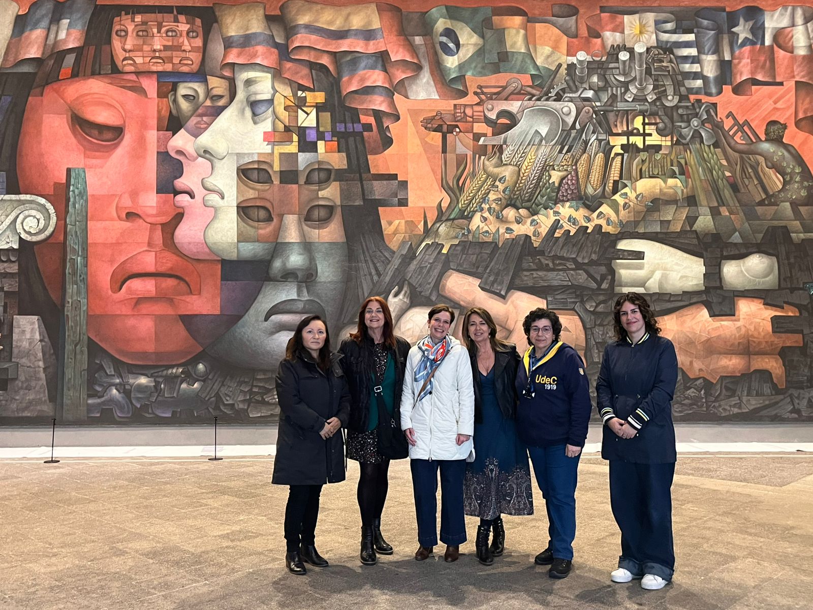 Delegación de huelva visita Mural “Presencia de América Latina”