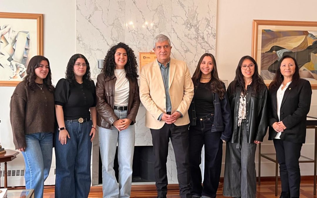 Rector Carlos Saavedra Rubilar entregó certificados a estudiantes seleccionadas en Becas UdeC Global 2026